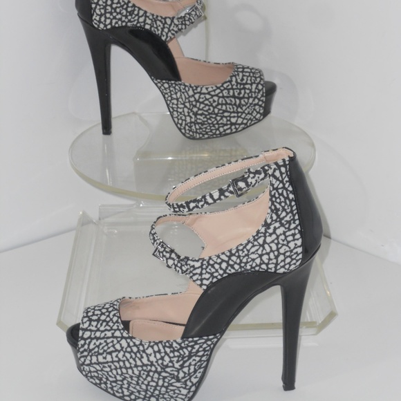 QUPID BLACK AND WHITE SHOES SIZE 8 MEDIUM - Picture 5 of 5